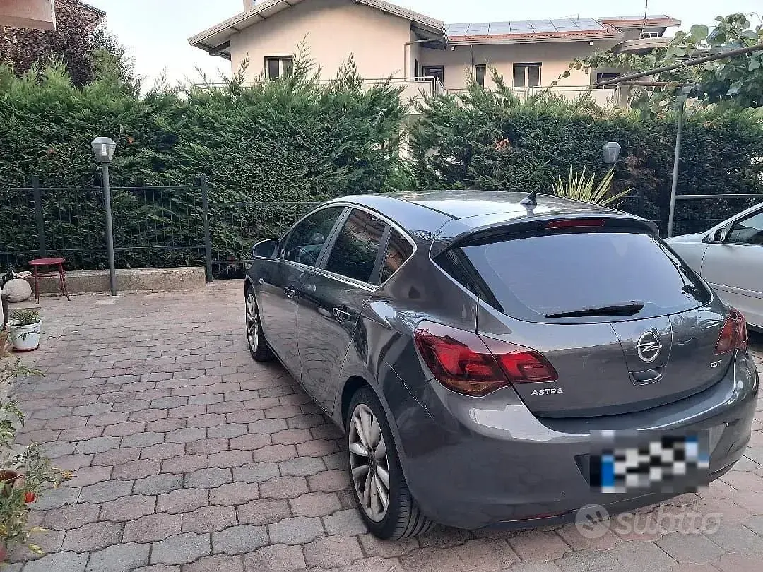 Usata Opel Astra 125 CV (91 kW) 2011 Grigio Berlina