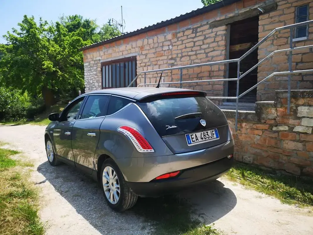 Usata Lancia Delta 120 CV (88 kW) 2010 Grigio Utilitaria