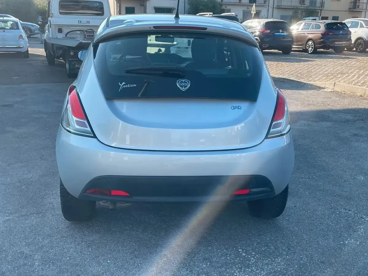 Usata Lancia Ypsilon Silver 69 CV (50 kW) 2012 Argento Utilitaria