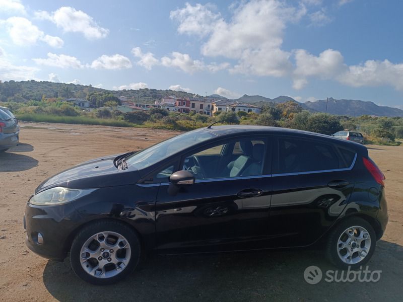 Usata Ford Fiesta 70 CV (51 kW) 2012 Nero Utilitaria