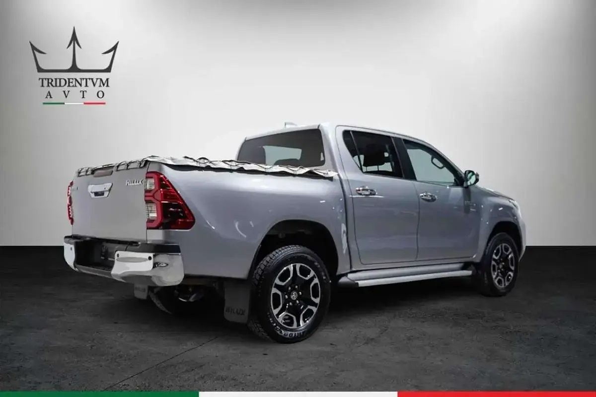 Usata Toyota HiLux Comfort 150 CV (110 kW) 2024 Argento Pick-up