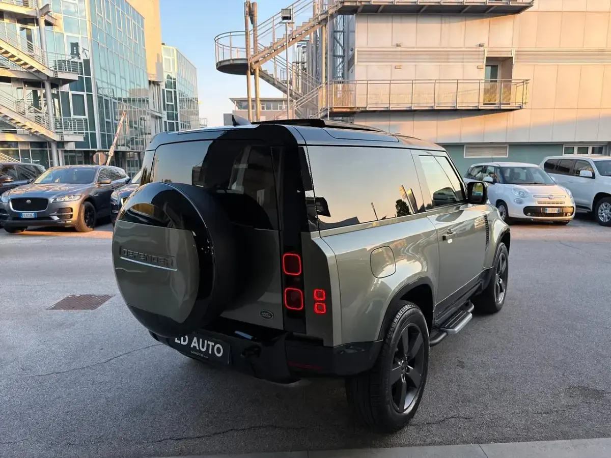 Usata Land Rover Defender HSE Dynamic 249 CV (183 kW) 2023 Verde SUV