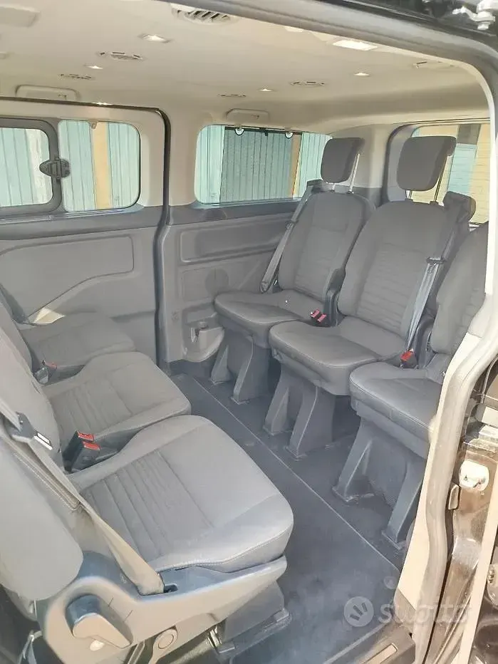 Usata Ford Tourneo 131 CV (96 kW) 2023 Nero Monovolume