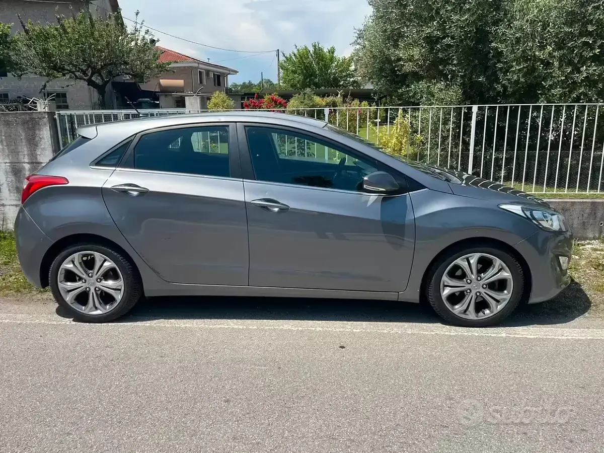 Begagnad Hyundai i30 128 HK (94 kW) 2012 Grå Sedan