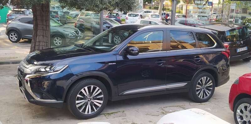 Blu/azzurro Usata 2020 Mitsubishi Outlander Instyle SUV | 23.500 € (Buon prezzo) - Immagine 1/4