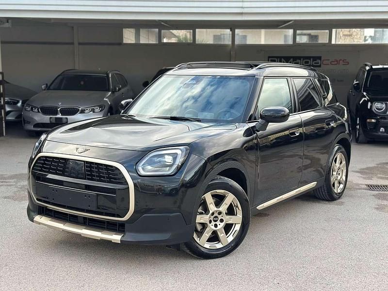 Nero Usata 2024 Mini Cooper Countryman Favoured SUV | 40.490 € - Immagine 1/4