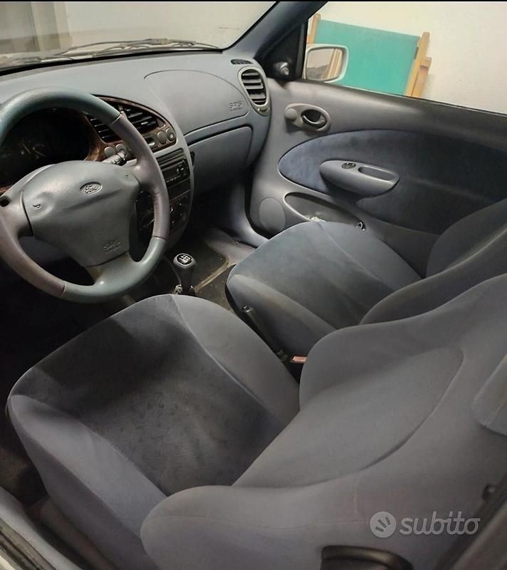 Usata Ford Fiesta 75 CV (55 kW) 1999 Grigio Utilitaria