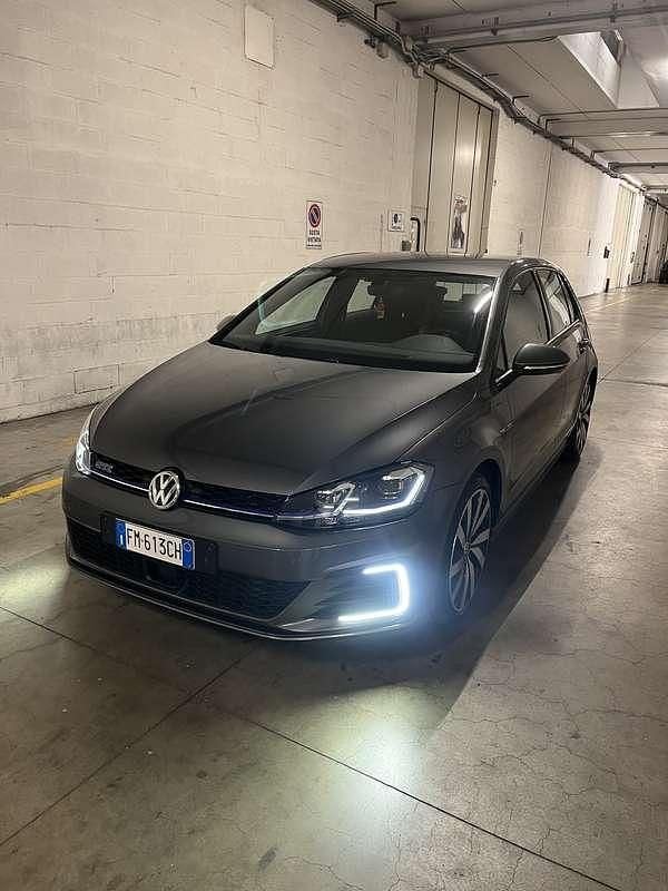 Usata VW Golf VII GTE 204 CV (150 kW) 2017 Grigio Utilitaria