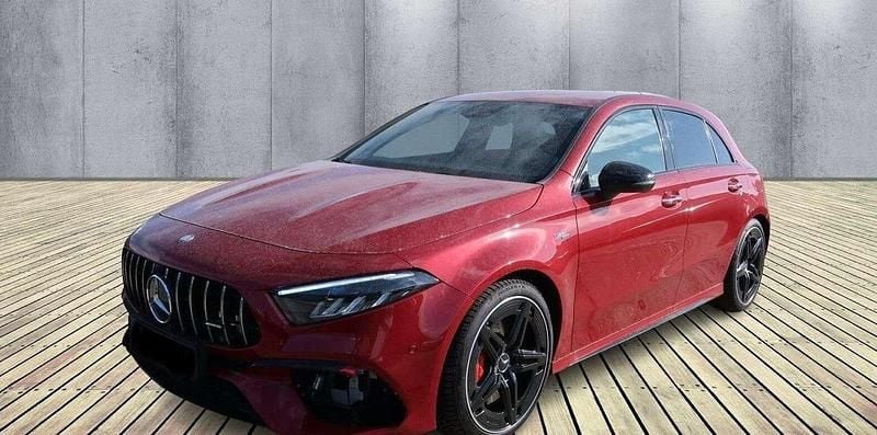 Rosso Usata 2023 Mercedes A45 AMG AMG Line Premium Plus Tre volumi | 53.008 € (Buon prezzo) - Immagine 1/4
