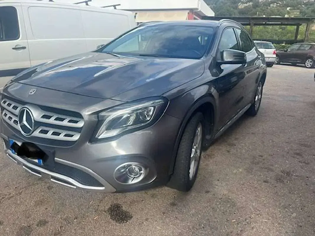 Usata Mercedes GLA200 185 CV (136 kW) 2018 Grigio SUV