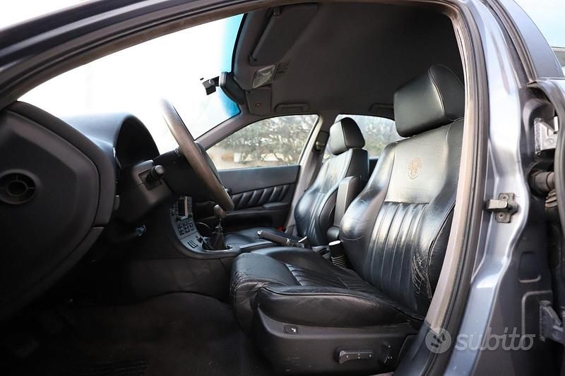 Usata Alfa Romeo 166 205 CV (150 kW) 1998 Blu Berlina