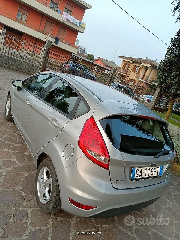 Usata Ford Fiesta Titanium 82 CV (60 kW) 2011 Grigio Utilitaria