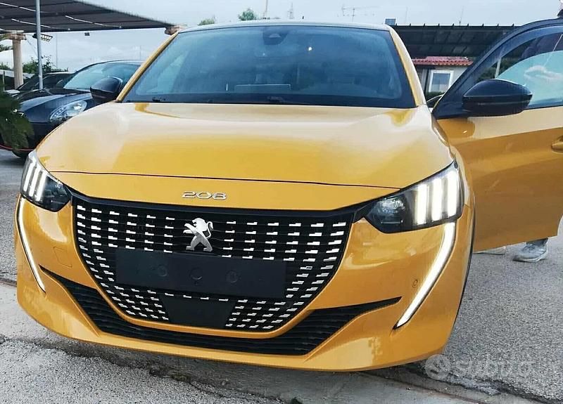 Usata Peugeot 208 GT-line 101 CV (74 kW) 2020 Giallo Utilitaria