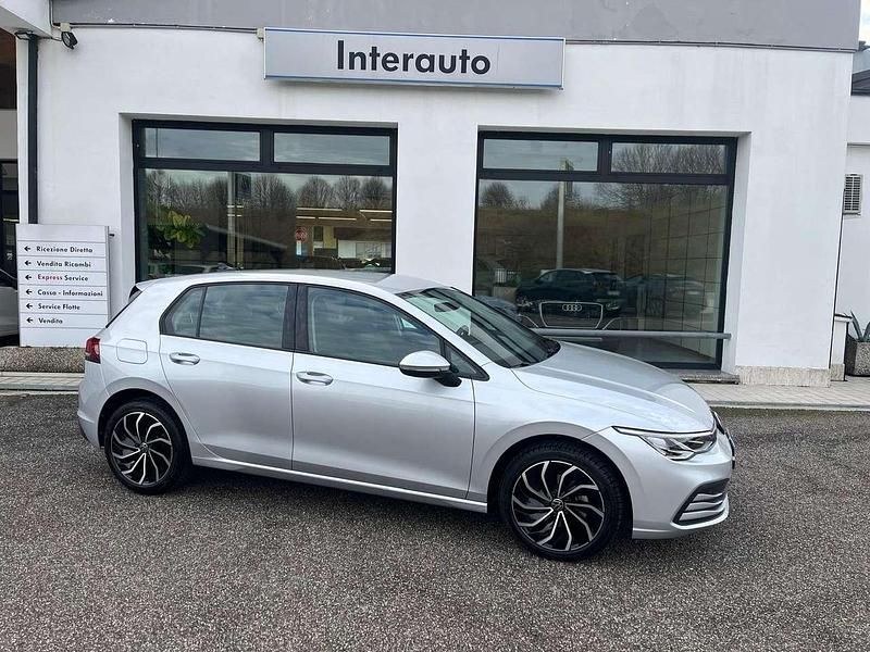 Usata VW Golf VIII Life 110 CV (80 kW) 2022 Reflex silver Berlina