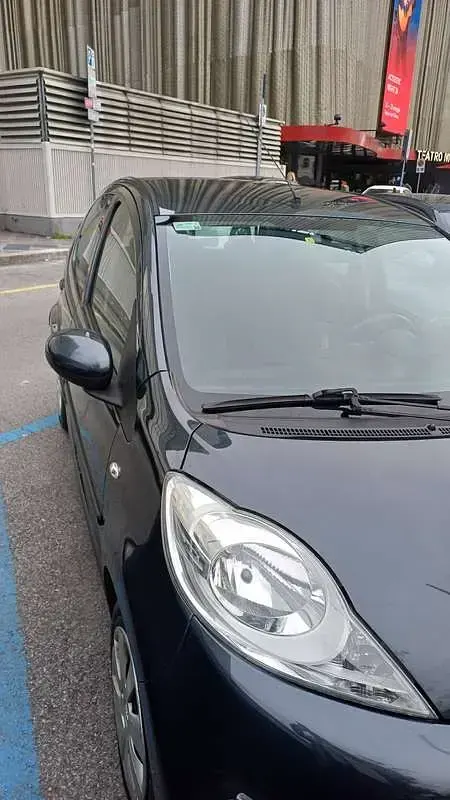 Usata Peugeot 107 Active 68 CV (50 kW) 2012 Nero Utilitaria