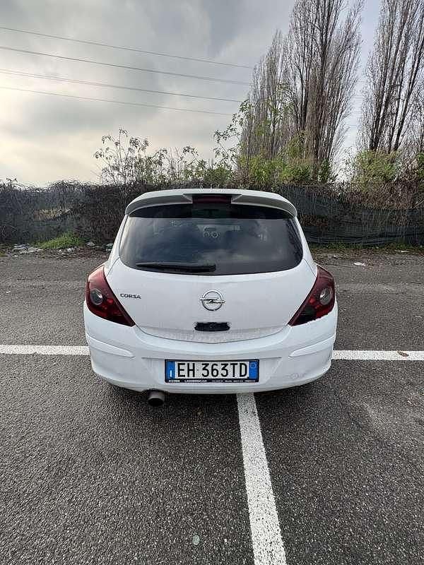 Usata Opel Corsa 86 CV (63 kW) 2011 Berlina