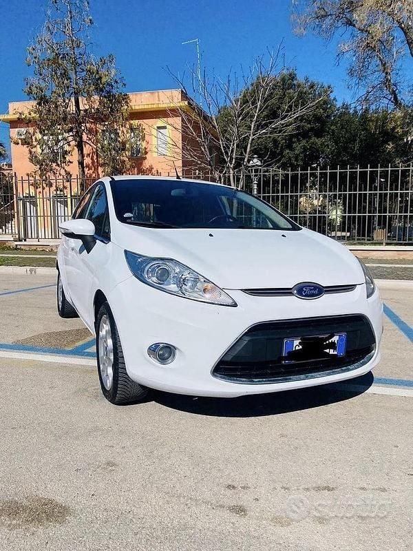 Usata Ford Fiesta 70 CV (51 kW) 2011 Bianco Utilitaria