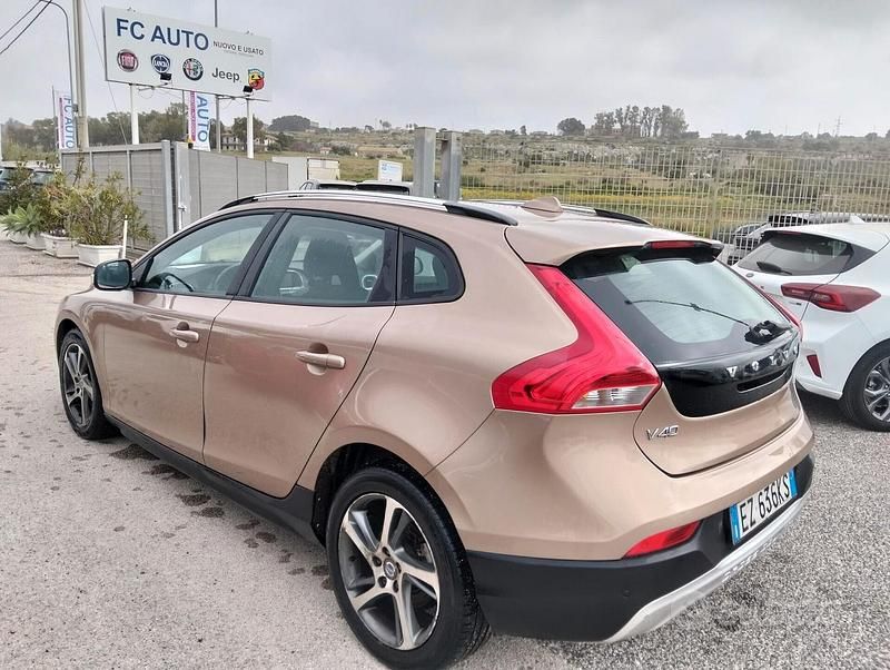 Usata Volvo V40 Summum 116 CV (85 kW) 2015 Arancione SUV