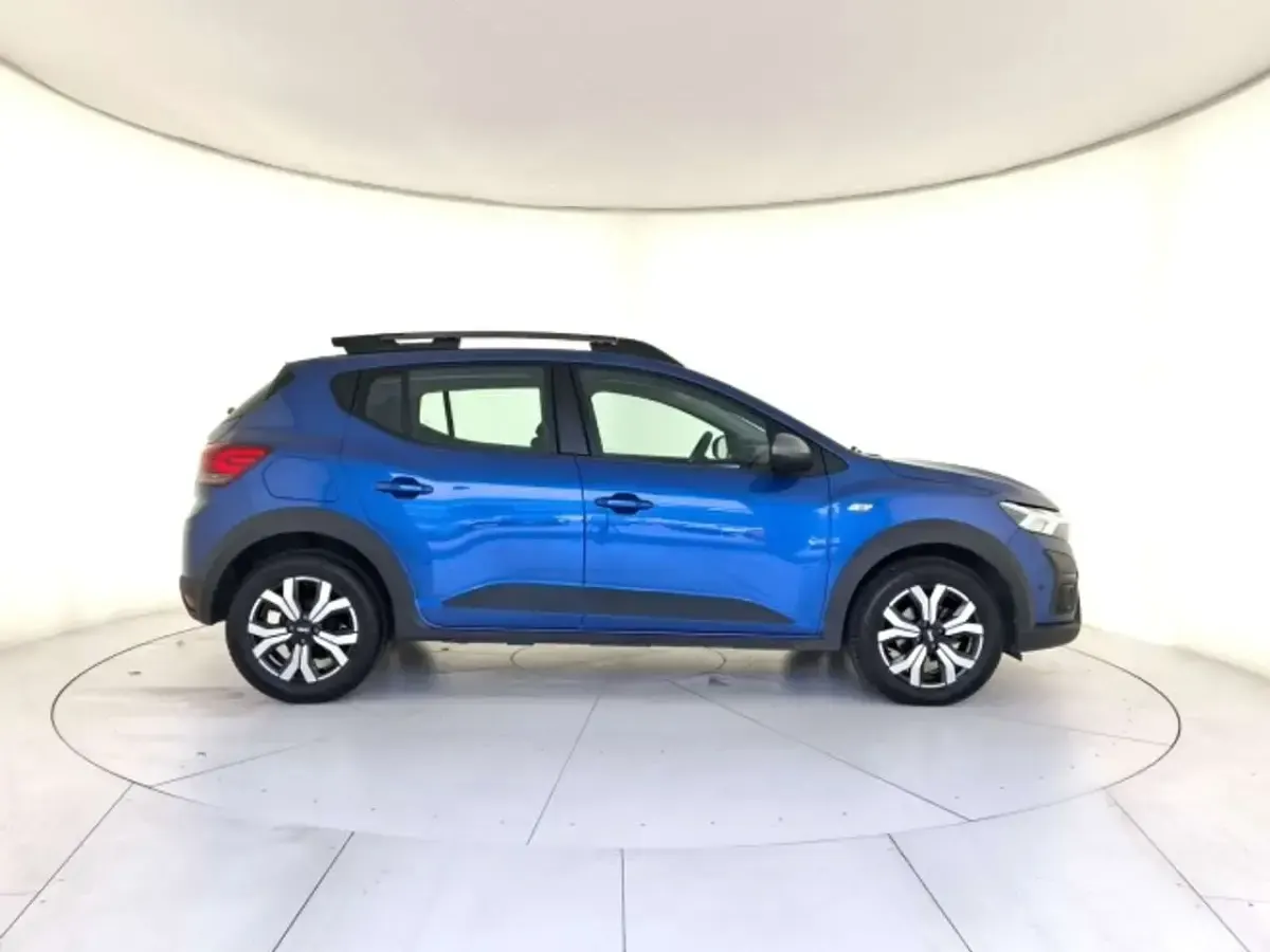 Usata Dacia Sandero Expression 101 CV (74 kW) 2023 Blu iron Berlina