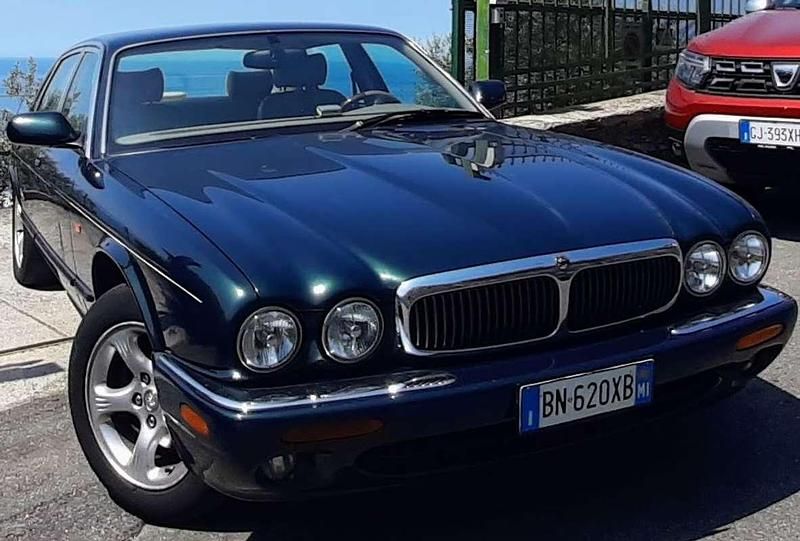 Usata Jaguar XJ8 237 CV (174 kW) 2000 Verde Berlina