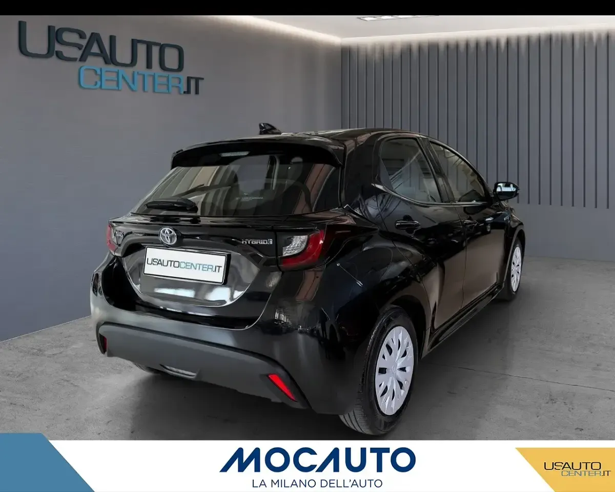 Usata Toyota Yaris Hybrid Business Edition 92 CV (67 kW) 2020 Colore nero Berlina
