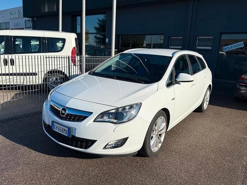 Usata Opel Astra Cosmo 125 CV (91 kW) 2011 Bianco Berlina