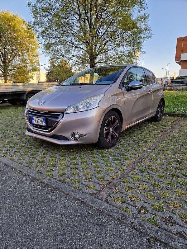 Usata Peugeot 208 Allure 114 CV (83 kW) 2013 Utilitaria