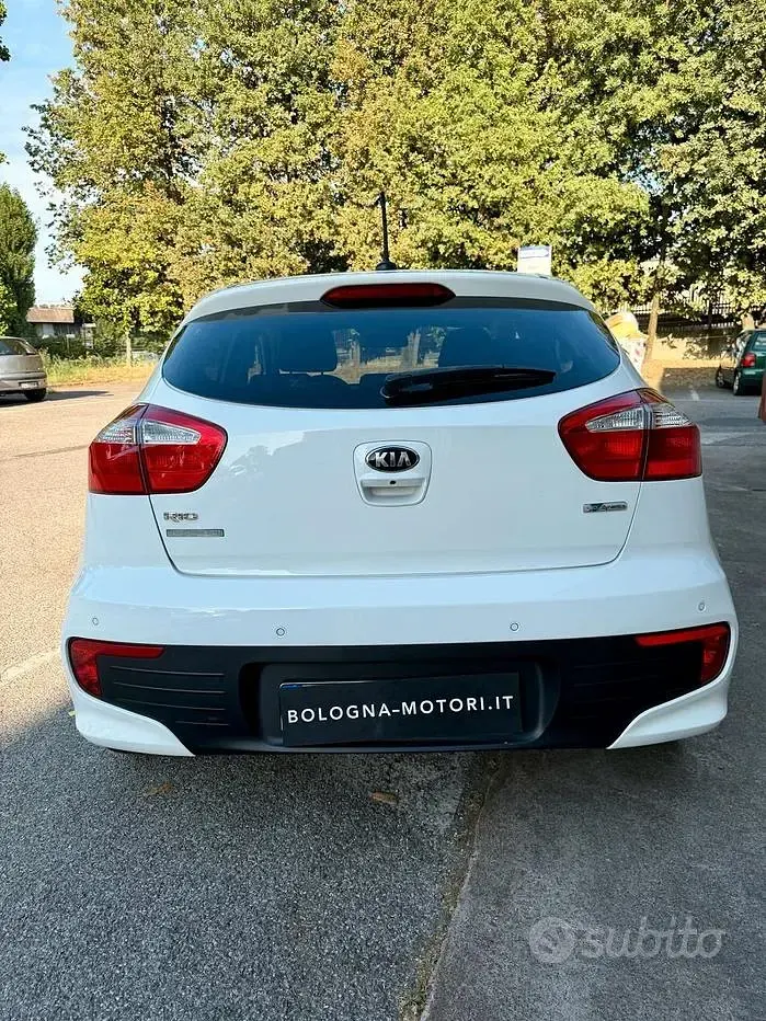 Usata Kia Rio 75 CV (55 kW) 2016 Bianco Utilitaria