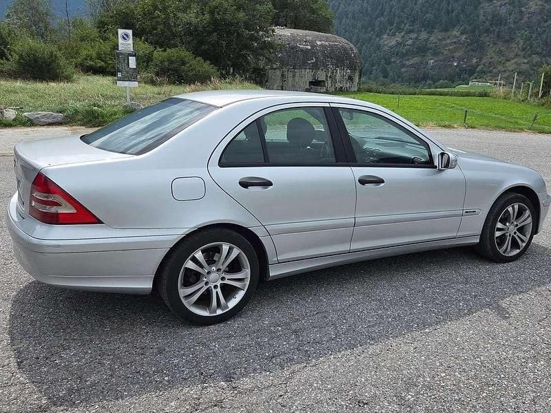 Grigio Usata 2005 Mercedes C220 Classic Tre volumi | 2800 € (Buon prezzo) - Immagine 1/4