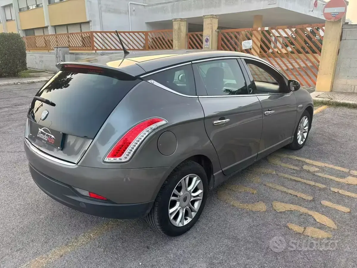 Usata Lancia Delta 120 CV (88 kW) 2010 Grigio Utilitaria