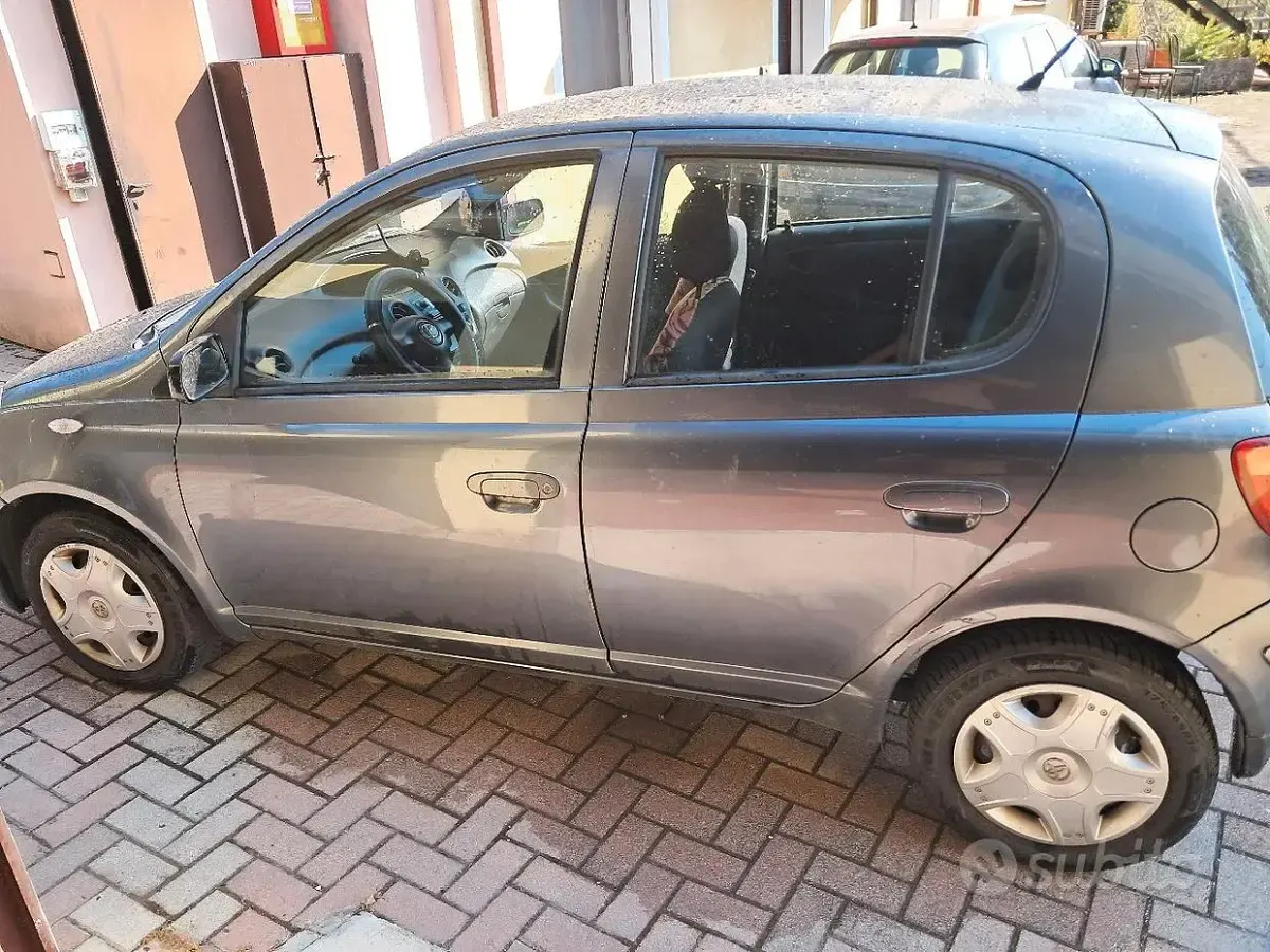 Usata Toyota Yaris 65 CV (47 kW) 2005 Grigio Berlina