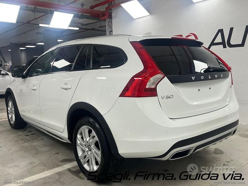 Usata Volvo V60 CC Momentum 150 CV (110 kW) 2017 Bianco Station wagon