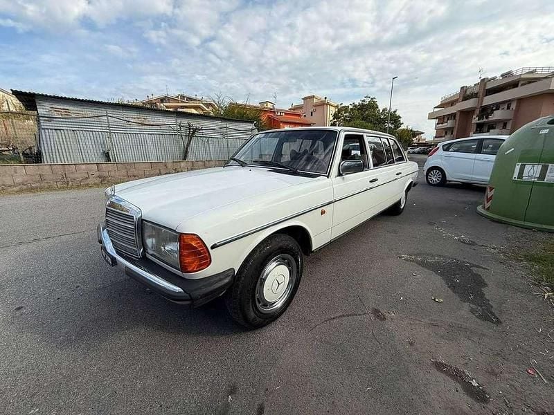 Usata Mercedes 240 72 CV (52 kW) 1979 Bianco