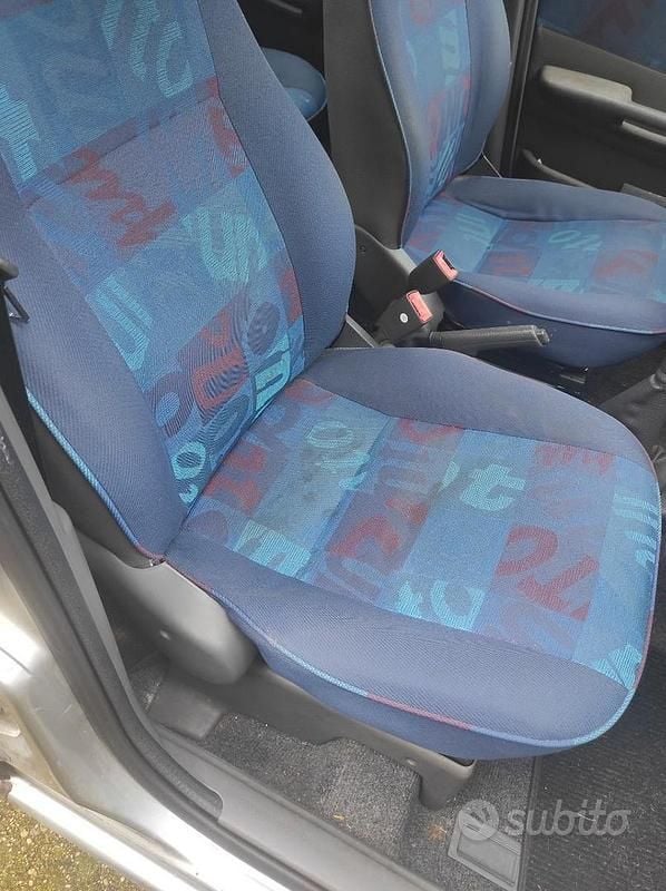 Usado Fiat Punto 54 CV (39 kW) 1997 Gris Berlina