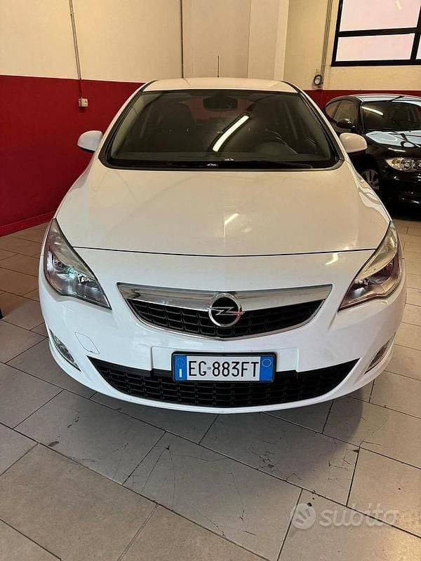 Bianco Usata 2011 Opel Astra Coupé | 2000 € (Buon prezzo) - Immagine 1/1