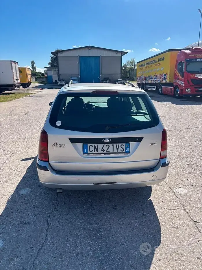 Usata Ford Focus 100 CV (73 kW) 2004 Grigio Station wagon