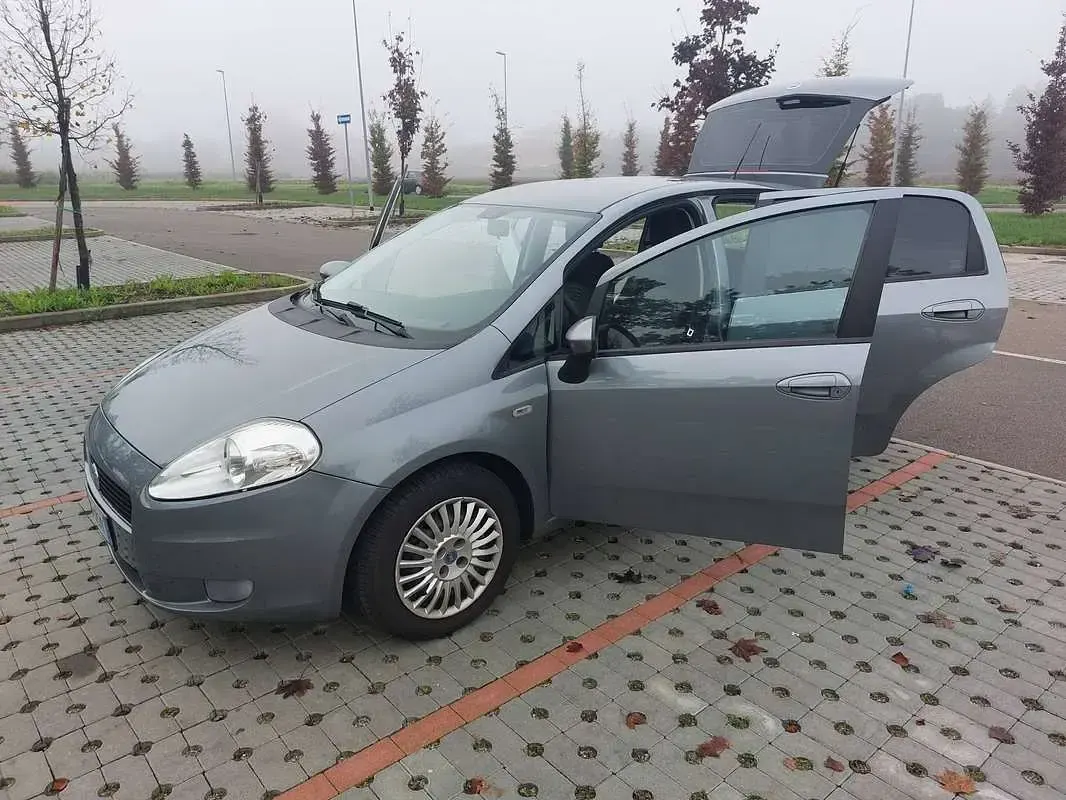 Usata Fiat Grande Punto Dynamic 65 CV (47 kW) 2007 Grigio Utilitaria