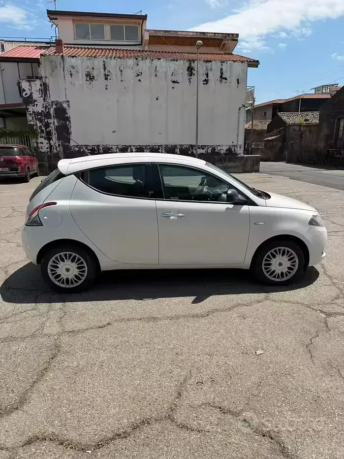 Usata Lancia Ypsilon 69 CV (50 kW) 2018 Bianco Utilitaria