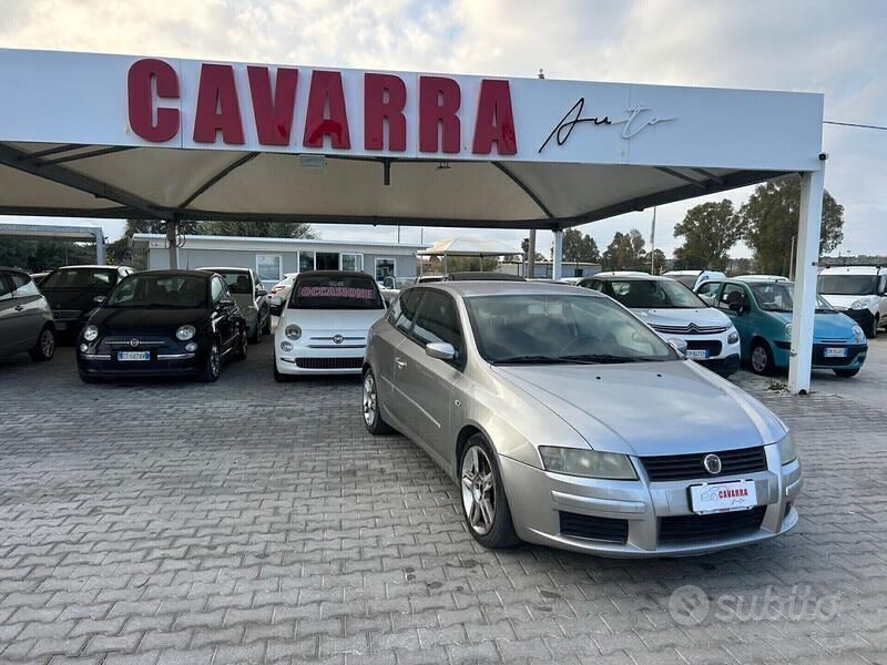 Grigio Usata 2004 Fiat Stilo Active Tre volumi | 1990 € (Cara) - Immagine 1/2