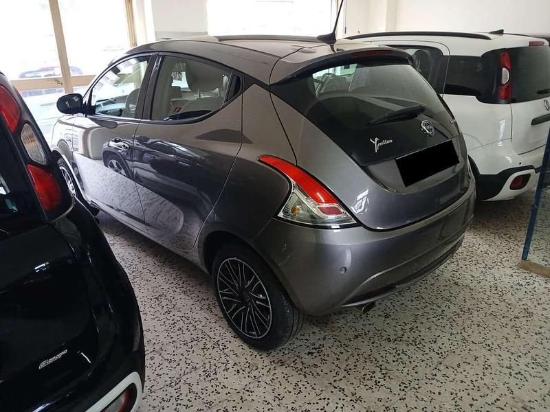 Usata Lancia Ypsilon Gold 69 CV (50 kW) 2022 Grigio Utilitaria