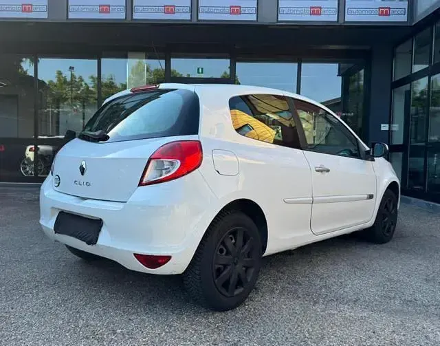 Usata Renault Clio II Dynamique 75 CV (55 kW) 2010 Bianco Utilitaria