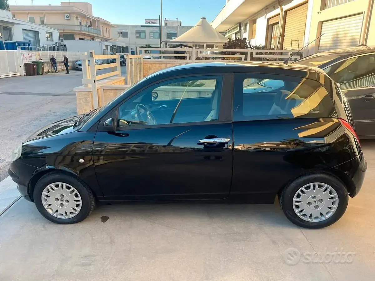 Usata Lancia Ypsilon 60 CV (44 kW) 2005 Nero Utilitaria