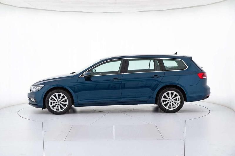 Usata VW Passat Business 150 CV (110 kW) 2023 Blu/azzurro Station wagon