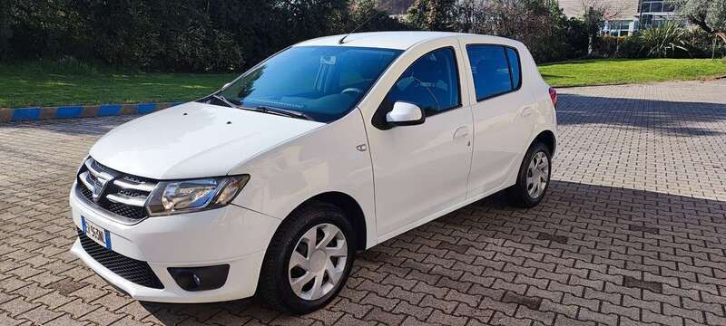 Bianco Usata 2013 Dacia Sandero Ambiance Due volumi | 5300 € (Cara) - Immagine 1/4
