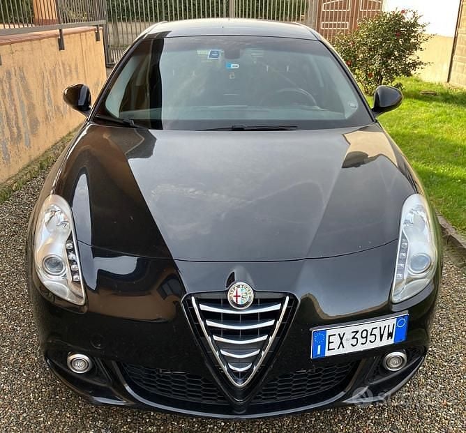 Nero Usata 2014 Alfa Romeo Giulietta Distinctive Tre volumi | 6000 € (Ottimo prezzo) - Immagine 1/4