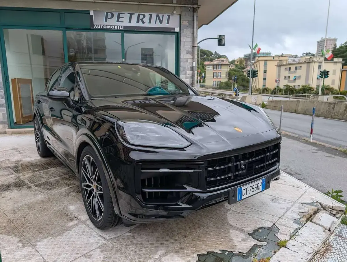 Usata Porsche Cayenne Coupe 305 CV (224 kW) 2024 Nero cromite metallizzato Coupé