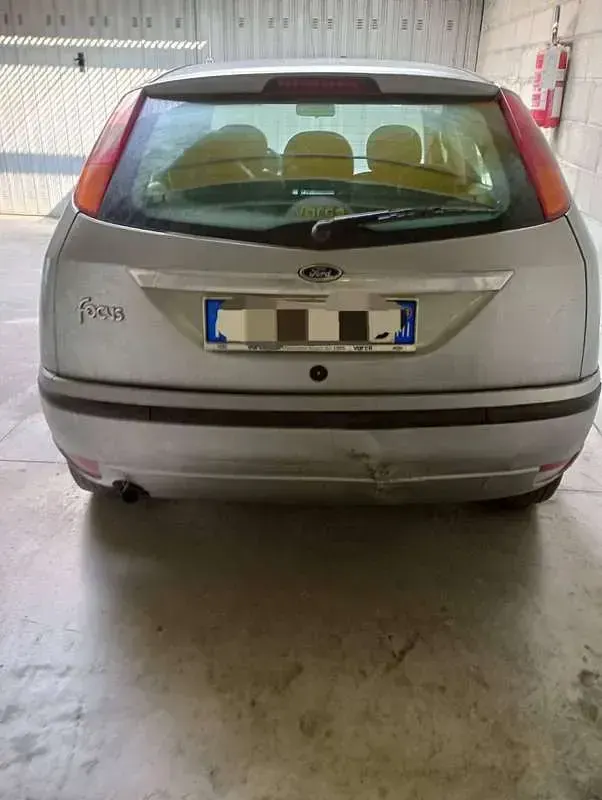 Usata Ford Focus Ghia 101 CV (74 kW) 2003 Grigio Berlina