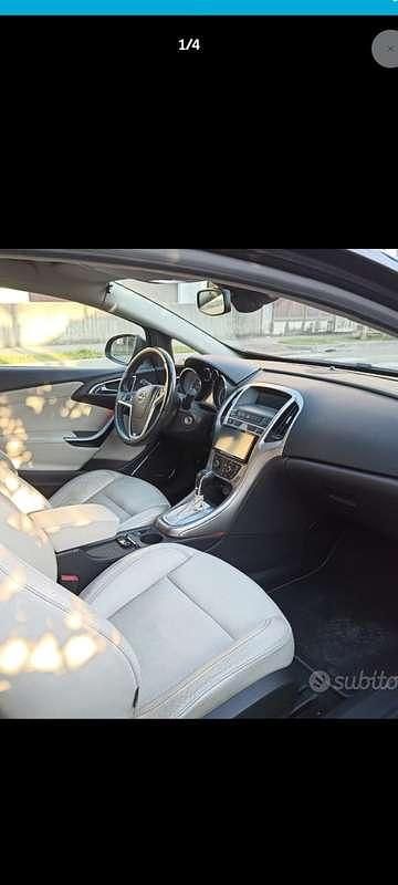 Usata Opel Astra GTC Cosmo 140 CV (102 kW) 2012 Berlina