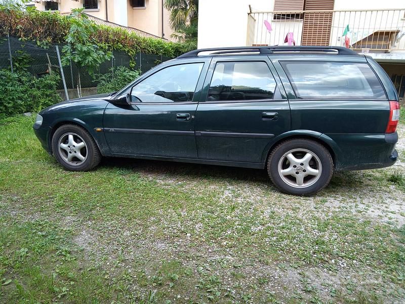 Usata Opel Vectra 101 CV (74 kW) 1999 Verde Station wagon