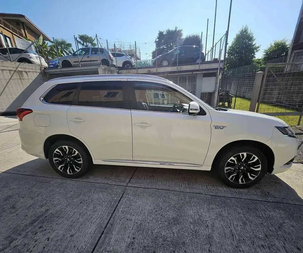 Usata Mitsubishi Outlander P-HEV Instyle 121 CV (88 kW) 2018 Bianco SUV